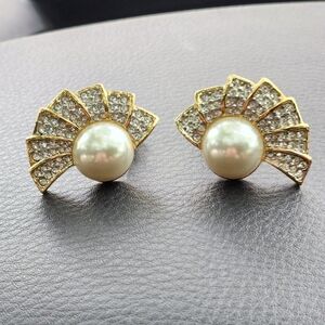 BUTLER Clip-on Earrings